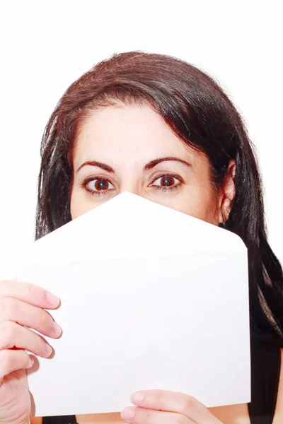 Mulher bonita cobrindo seu rosto com uma carta isolada — Fotografia de Stock