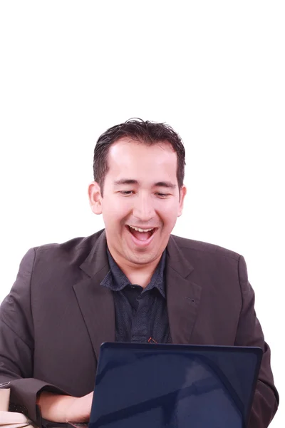 Jovem feliz trabalhando no computador portátil, se divertindo — Fotografia de Stock