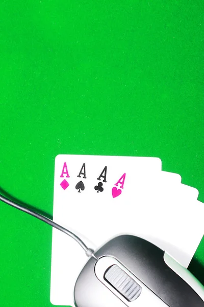 An online gaming concept with computer mouse, four aces and green felt — Stock Photo, Image