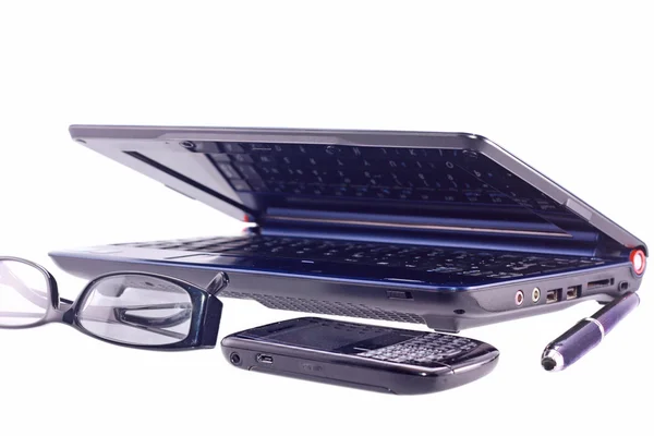 Teléfono celular, laptop, gafas de sol y bolígrafo aislados — Foto de Stock