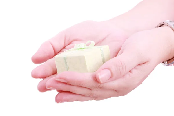 Vrouwelijke handen geven van een geschenk. geïsoleerd op wit — Stockfoto