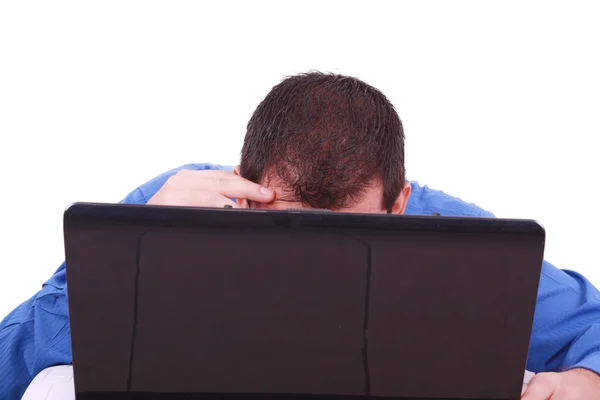 A kopasz férfi a laptop számítógép képernyőjén mögé bújva. — Stock Fotó