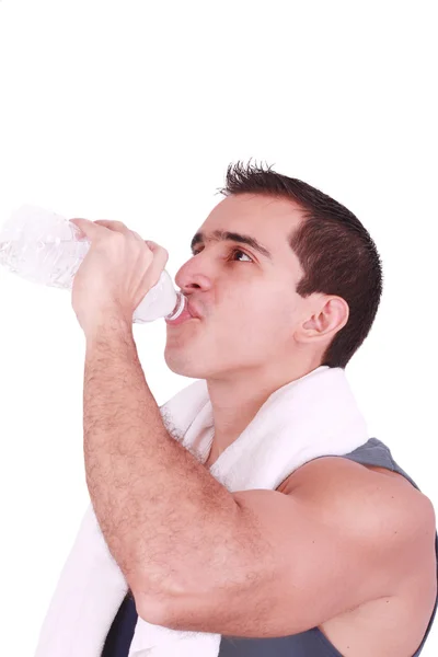 Чоловік п'є воду після спортзалу — стокове фото