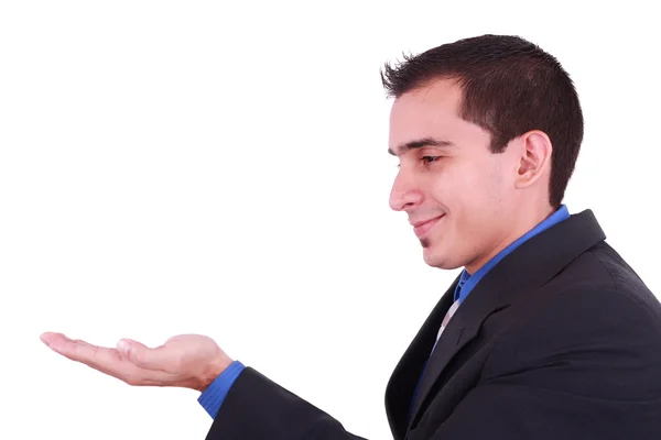 Junges erwachsenes männliches Modell hält seine Hand flach, zeigt oder zeigt etwas Stockbild