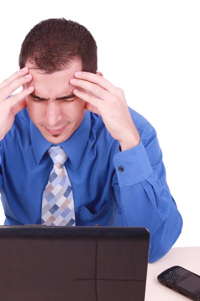 Hombre frustrado con el trabajo sentado delante de un ordenador portátil . — Foto de Stock