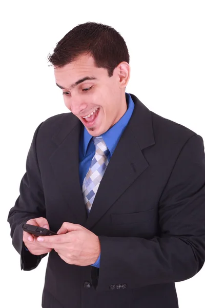 Jonge en lachende man kijken naar zijn mobiele telefoon — Stockfoto