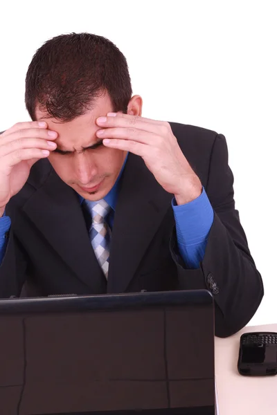 Imagen del hombre de negocios tocándose la cabeza mientras mira al monitor —  Fotos de Stock