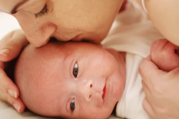Mother and her newborn baby — Stock Photo, Image