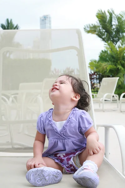 Roztomilý šťastný jedním letý dítě vzhlédl v místě relax — Stock fotografie