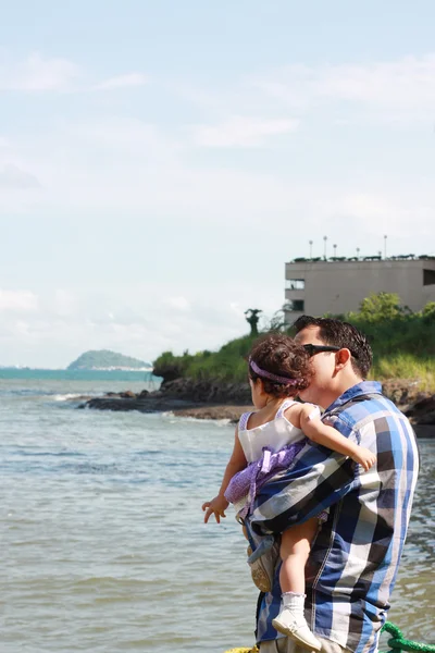 Pai e duagther passar domingo explorando Oceano Pacífico — Fotografia de Stock
