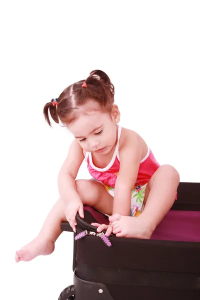Маленька дівчинка у валізі. Ізольовані на білому тлі — стокове фото