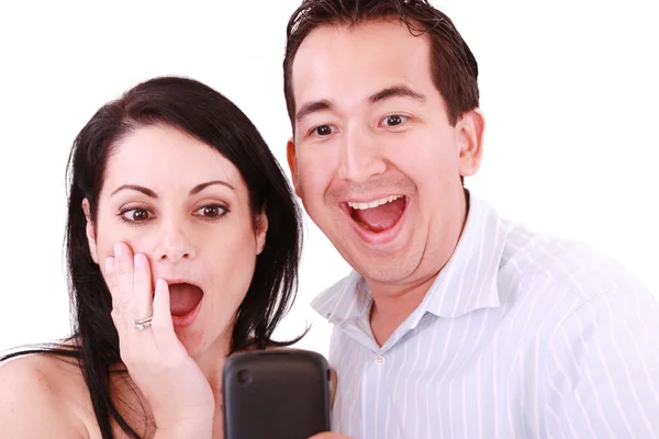 Молода пара була здивована, прочитавши на мобільному телефоні смс . — стокове фото