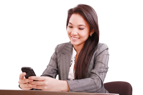 Krásné asijské obchodní žena pomocí mobil — Stock fotografie