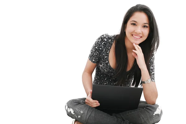 快乐年轻漂亮的女人和便携式计算机 — 图库照片