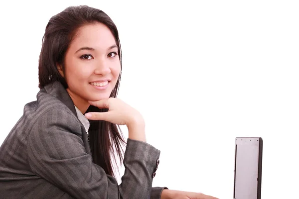 Schöne lächelnde Geschäftsfrau arbeitet am Laptop — Stockfoto