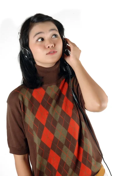 Młoda kobieta była słuchania muzyki z słuchawek — Zdjęcie stockowe