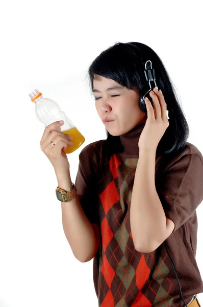 Asiática joven mujer disfrutar con su sof bebida — Foto de Stock