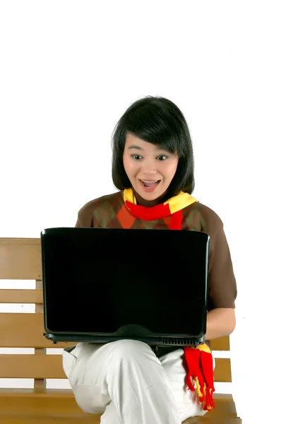 Mujer joven sorprendida mirando en el ordenador portátil — Foto de Stock