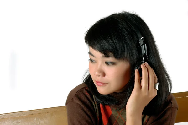Joven mujer asiática disfrutando de la música — Foto de Stock