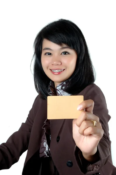 Asiática joven mujer de negocios mostrando un nombre de tarjeta en blanco — Foto de Stock