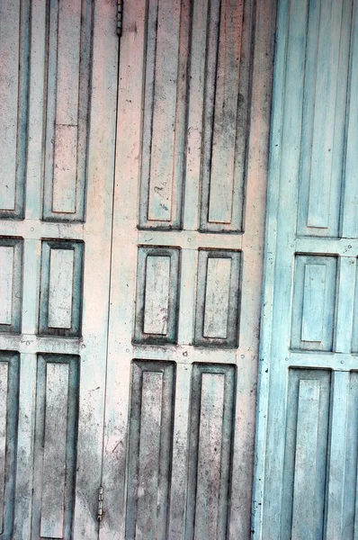 Деревянная дверь с выцветшей краской — стоковое фото