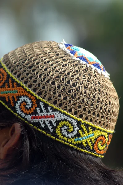 Индонезия типичный колпачок из плетеной ткани, украшенный бусами — стоковое фото