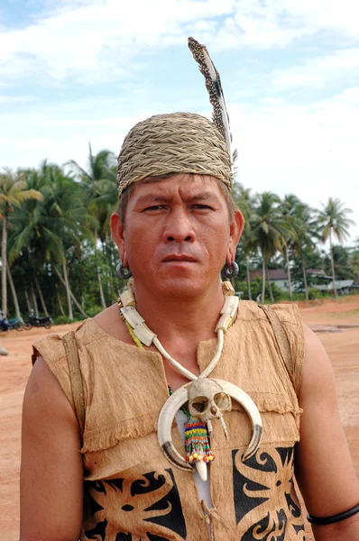 Porträt eines männlichen Stammes kalimantan indonesien — Stockfoto