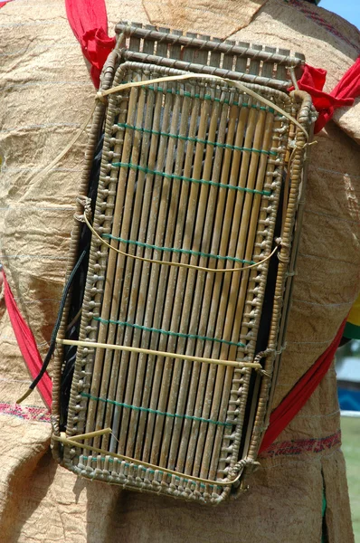 Rucksäcke tribal kalimantan indonesien aus Bambusmatten — Stockfoto