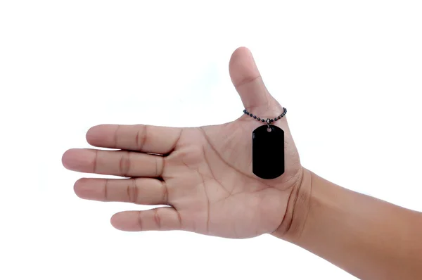 Estiramento da palma da mão e uma etiqueta em branco de metal preto — Fotografia de Stock