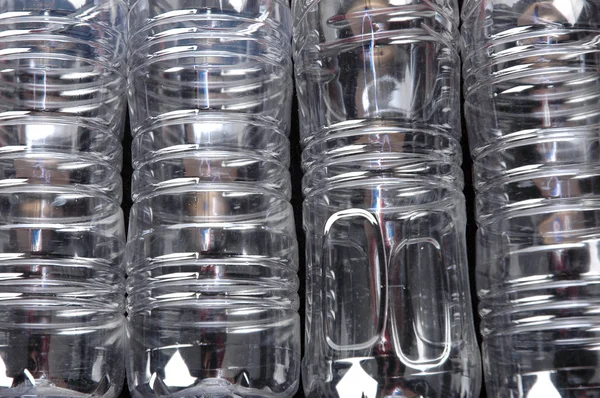 Backgorund texture pattern of plastic beverage bottles — Stock Photo, Image