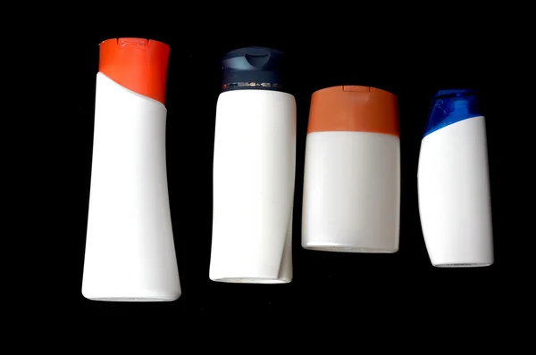 Quatro recipientes de plástico para acessórios de banho — Fotografia de Stock