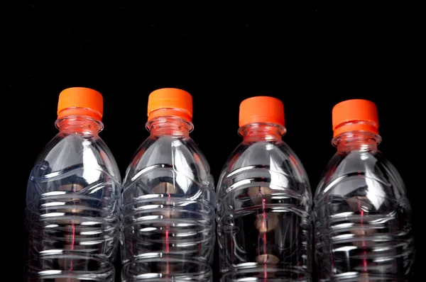 Quattro bottiglie di plastica chiuse — Foto Stock