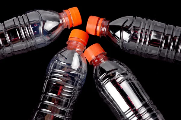 Čtyři uzavřené plastové láhve — Stock fotografie