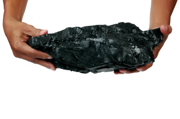 En stor klump av kol hålls med två händer — Stockfoto