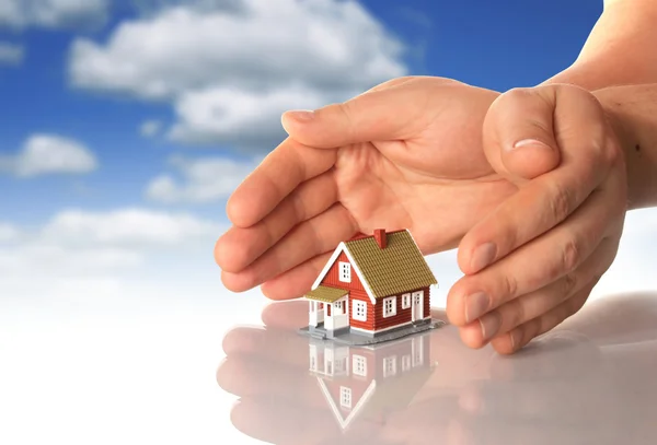 Hands and little house. — Stock Photo, Image