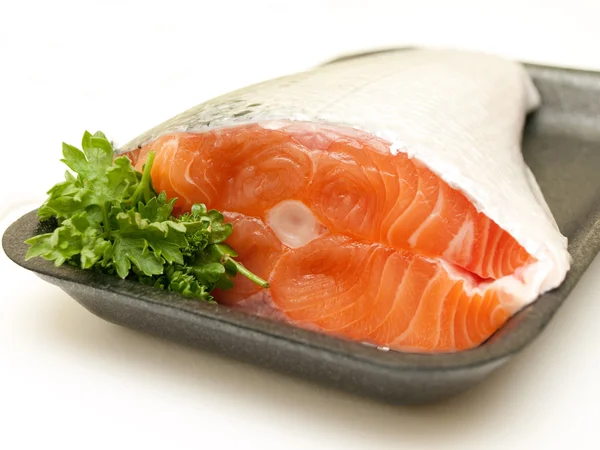Kus čerstvého syrového lososa s petrželkou na tácku izolované na whi — Stock fotografie