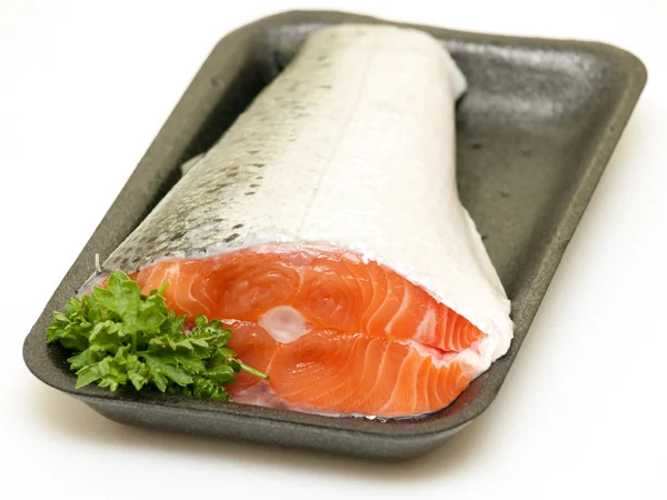 Kus čerstvého syrového lososa s petrželkou na tácku izolované na whi — Stock fotografie
