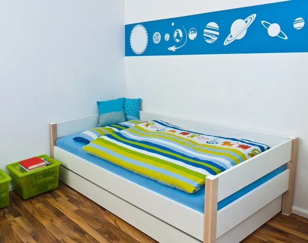 Childrens speelkamer met bed Stockfoto