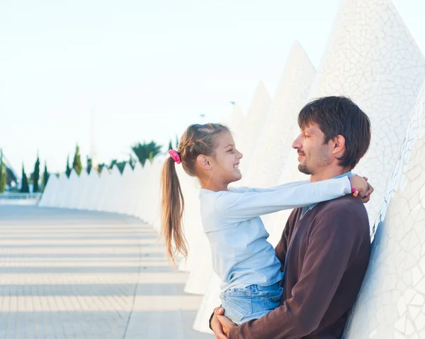 Pai com sua filha caminhando do edifício moderno — Fotografia de Stock