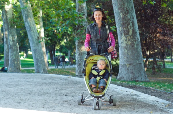 Glückliche Mutter mit ihrem Sohn beim Gehen — Stockfoto