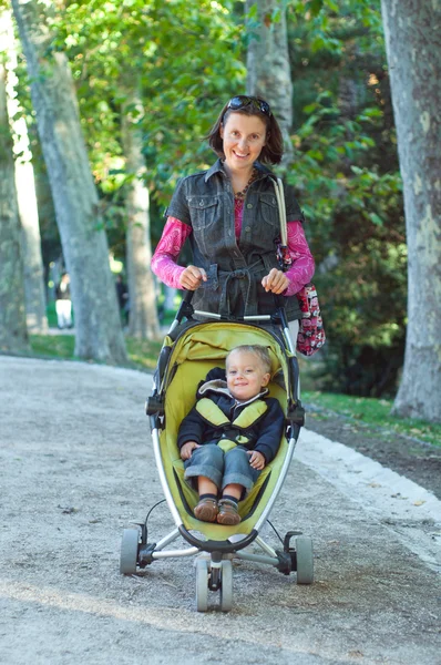 Mutlu anne oğluyla yürüyüş — Stok fotoğraf