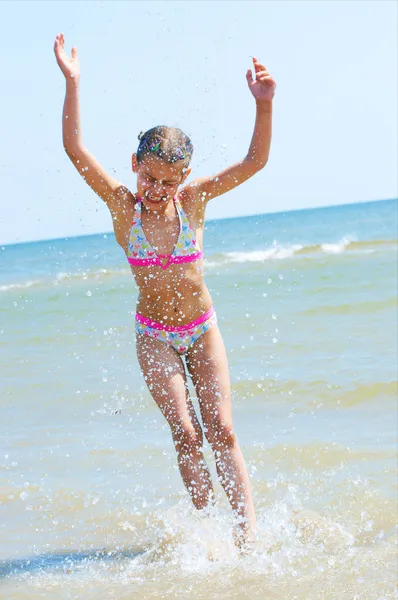 Happy Pretty beautiful girl running on beach — Stock Photo, Image