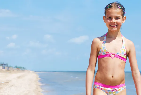Счастливая Претти красивая девушка бежит по пляжу — стоковое фото