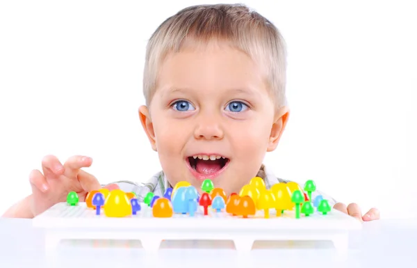 Weinig schattige jongen speelt met veelkleurige mozaïek — Stockfoto