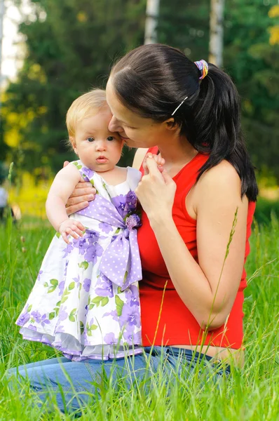 Felice madre con figlia che riposa nell'erba — Foto Stock