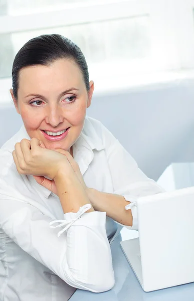 Sorrindo jovem mulher de negócios usando laptop — Fotografia de Stock