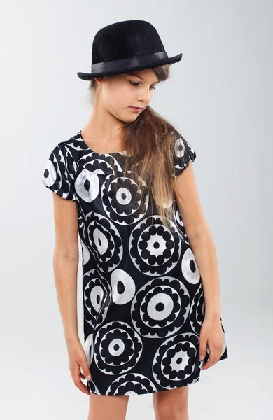 Mooi meisje in een mooie jurk en een hoed — Stockfoto