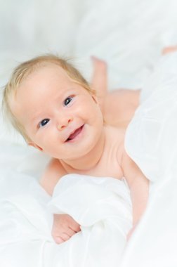 güzel kız bebek yatakta yatıyor.