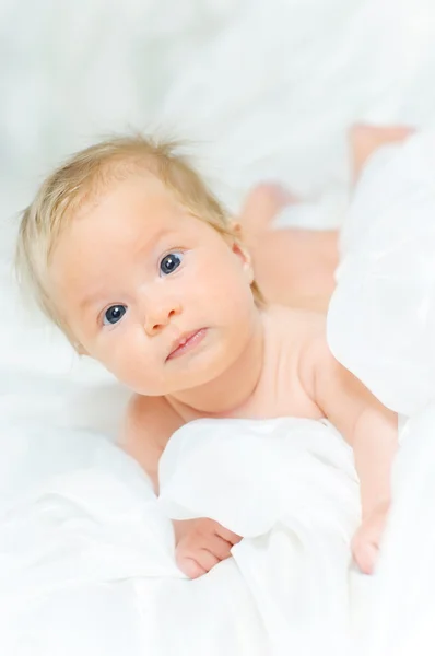 Beautiful baba lány lefekszik egy. — Stock Fotó