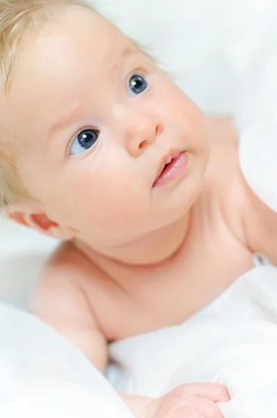 Beautiful baby girl is lying in a bed. — Stock Photo, Image